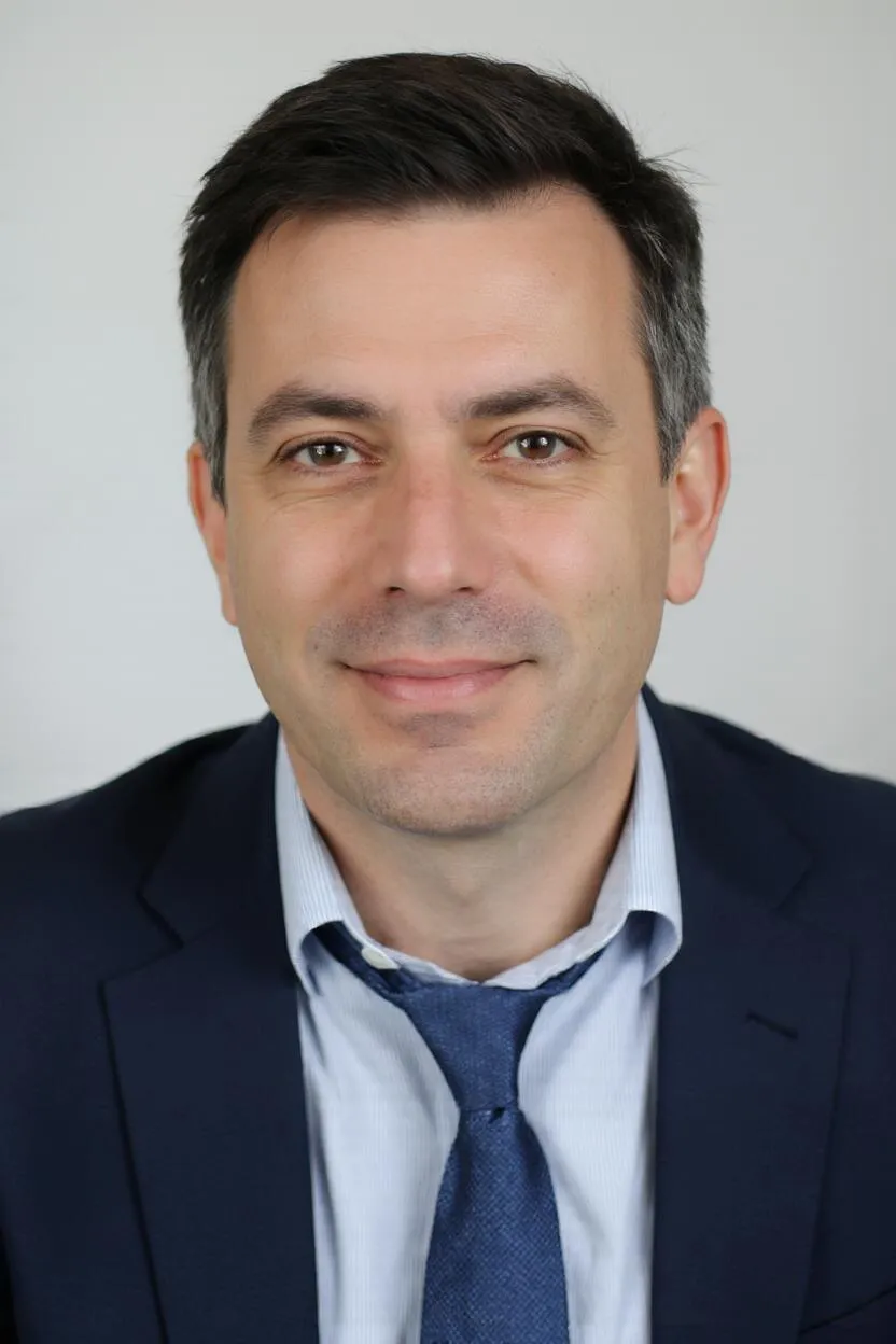Portrait of Prof. Dr. Noah Carre, AI Super Professor